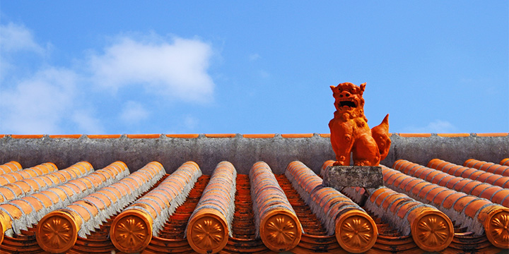 沖縄の屋根とシーサー