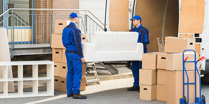 荷物の積み込み作業